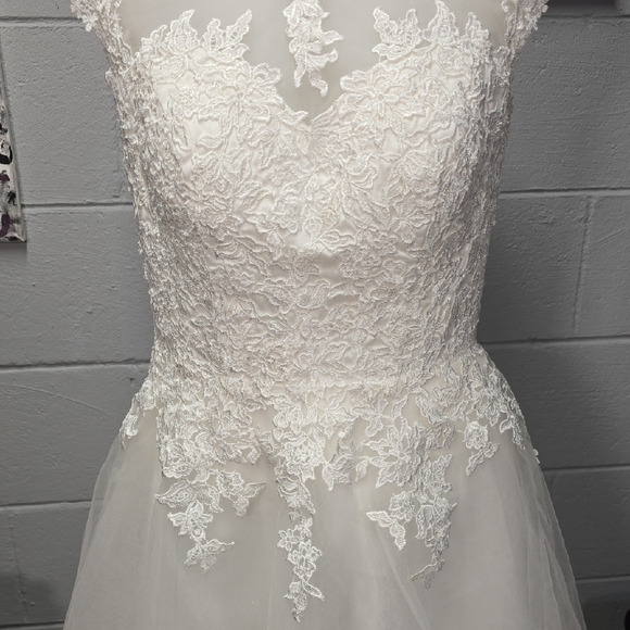Elegant White Lace Wedding Dress - Picture 4 of 16